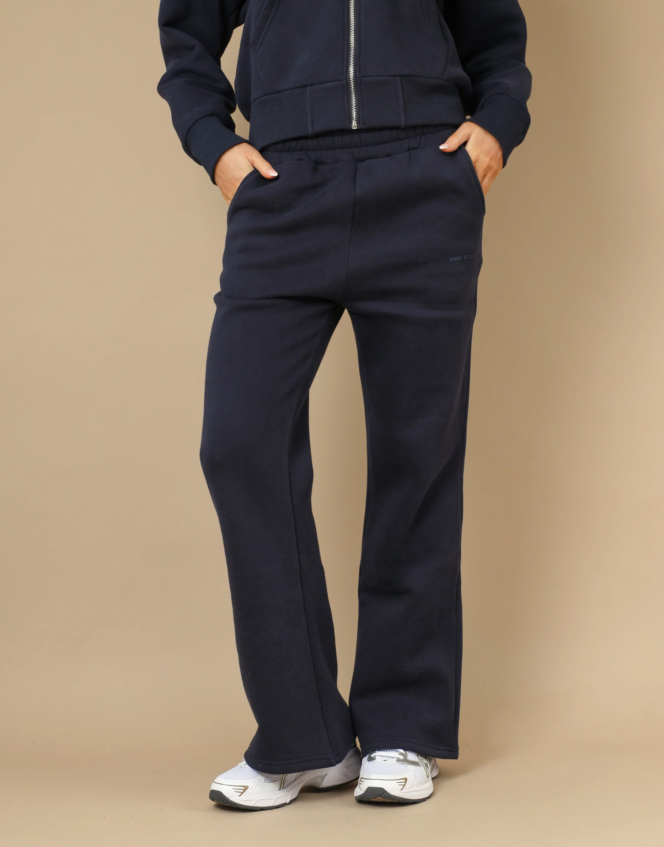 Colby Simmi Studios Essentials Joggers In Navy - Image 3